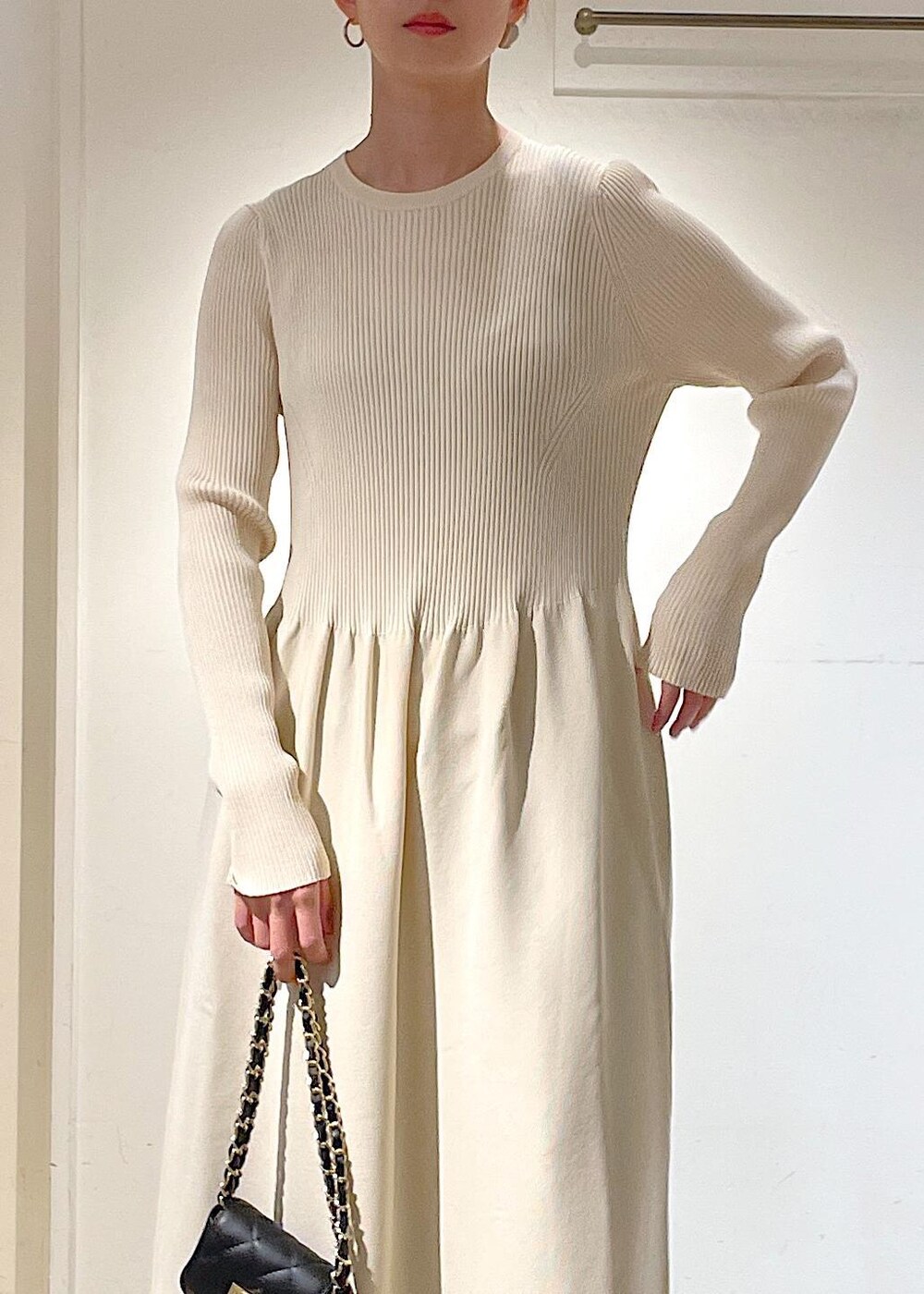 ブラック系のショルダーバッグ、ブラック系のブーツ、ブラック系のその他パンツを着用したレディースの冬コーディネートの5枚目の写真