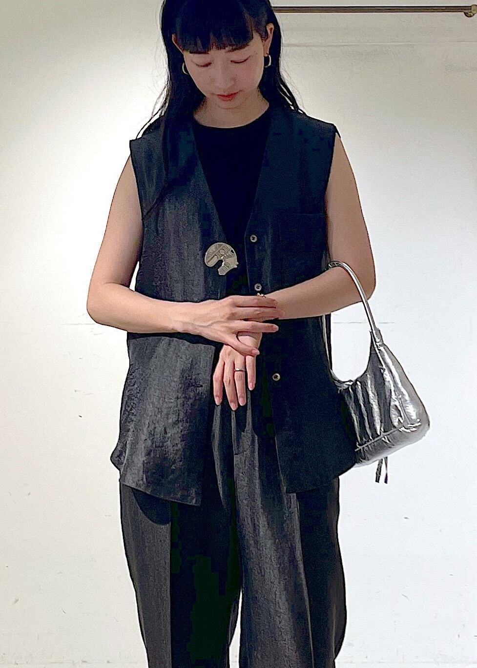 「ジレ、ワントーンコーデ、ジャズシューズ、バッグ、シルバー、トゥアレグ、ブローチ、スターリングシルバー、porselli、TUAREG、ブラック、カットソー、ノースリーブ、セットアップ、パンツ」｜「E.PORSELLIの【porselli（ポルセリ）】jazz shoes solid/ジャズシューズ（その他シューズ、ホワイト系）」を使った、fukaさん（レディース・165cm）の春コーディネートの7枚目の写真