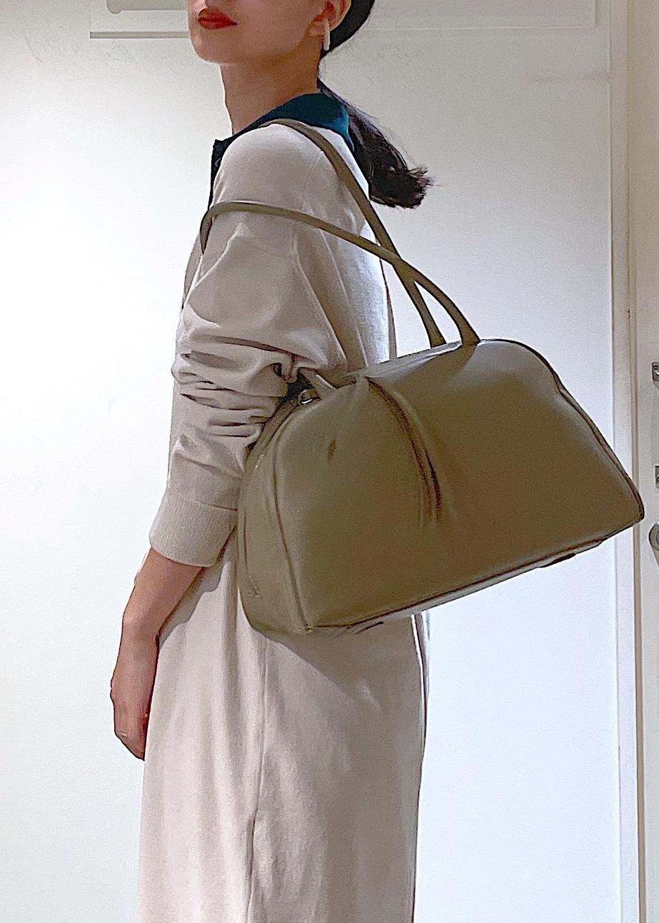 ホワイト系のその他シューズ、ベージュ系のスラックス、ホワイト系のチューブトップを着用したレディースの冬コーディネートの7枚目の写真