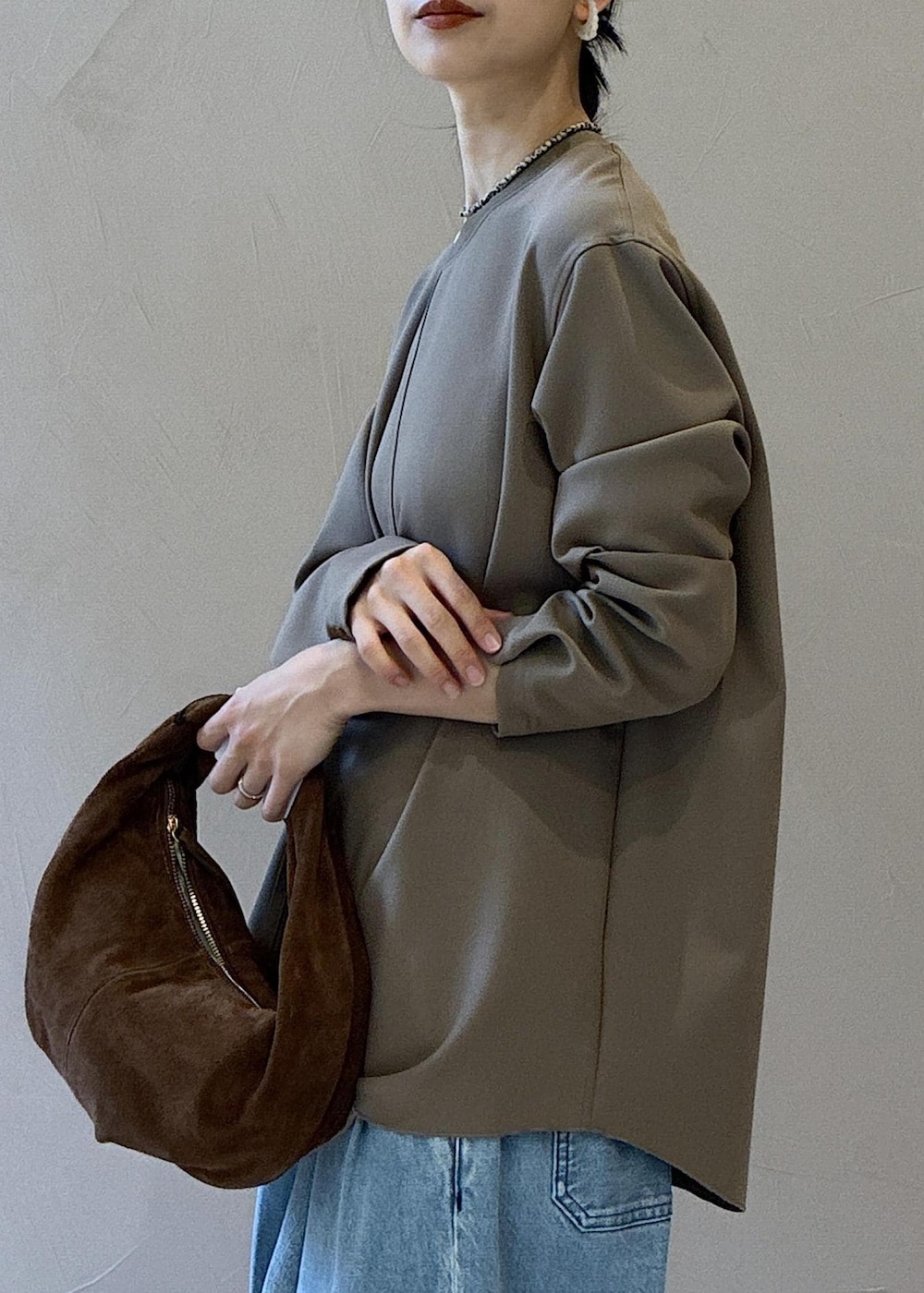 ブラウン系のハンドバッグ、ベージュ系のシャツ/ブラウス、ブラック系のその他シューズを着用したレディースの秋コーディネートの9枚目の写真