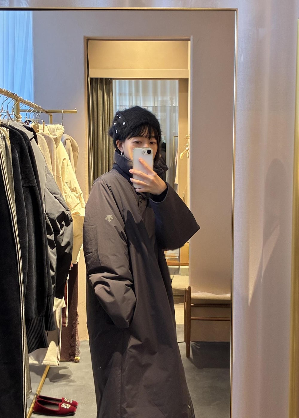 ブラック系のブーツ、ベージュ系のショルダーバッグ、グレー系のカーディガン/ボレロを着用したレディースの秋コーディネートの8枚目の写真