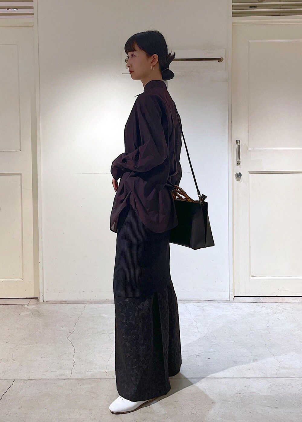 ブラウン系のシャツ/ブラウス、ブラック系のベスト、ブラック系のその他パンツを着用したレディースの冬コーディネートの7枚目の写真