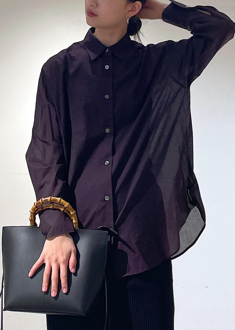 ブラウン系のシャツ/ブラウス、ブラック系のベスト、ブラック系のその他パンツを着用したレディースの冬コーディネートの8枚目の写真