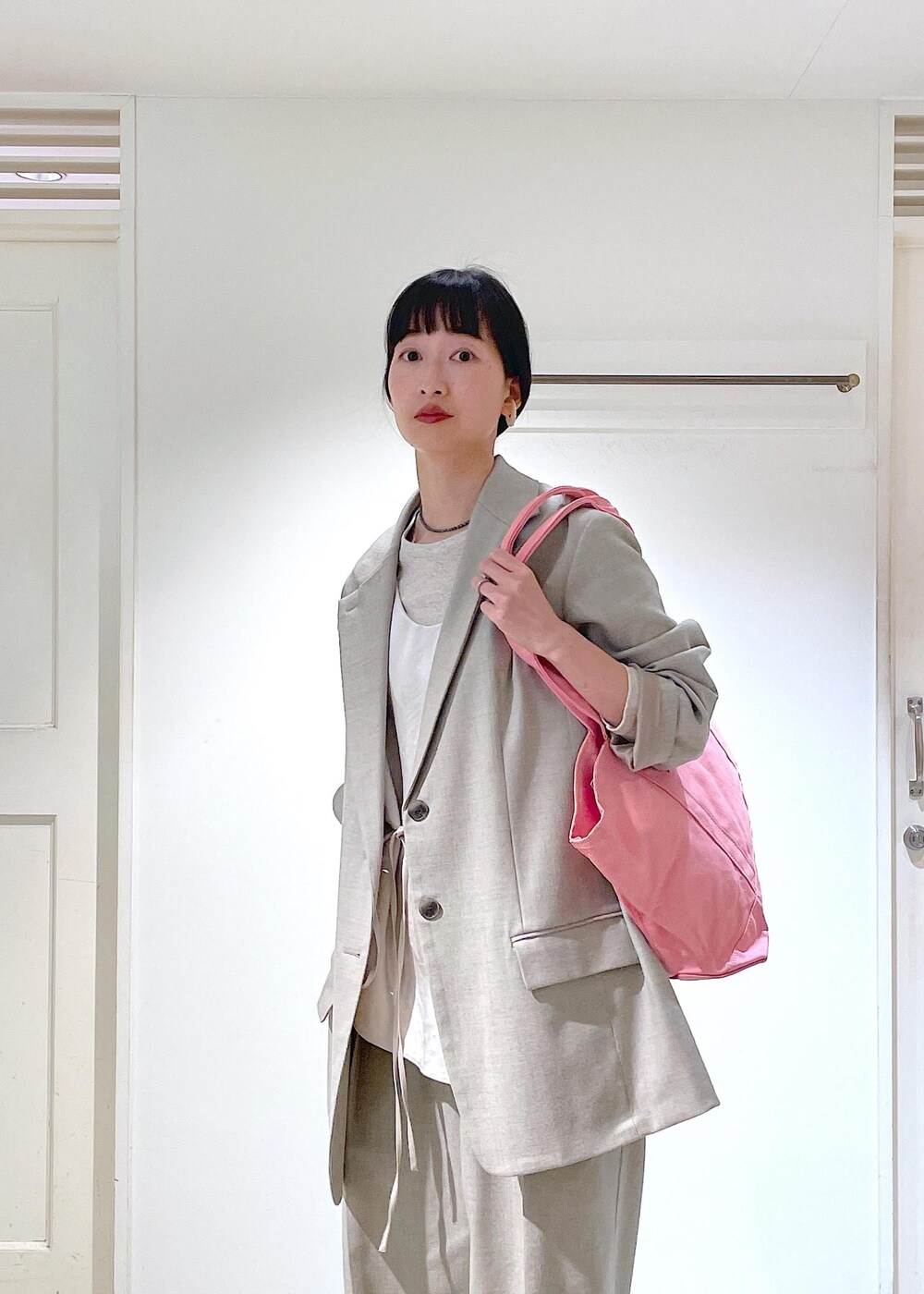 ホワイト系のその他シューズ、ホワイト系のTシャツ/カットソー、ベージュ系のTシャツ/カットソーを着用したレディースの冬コーディネートの7枚目の写真