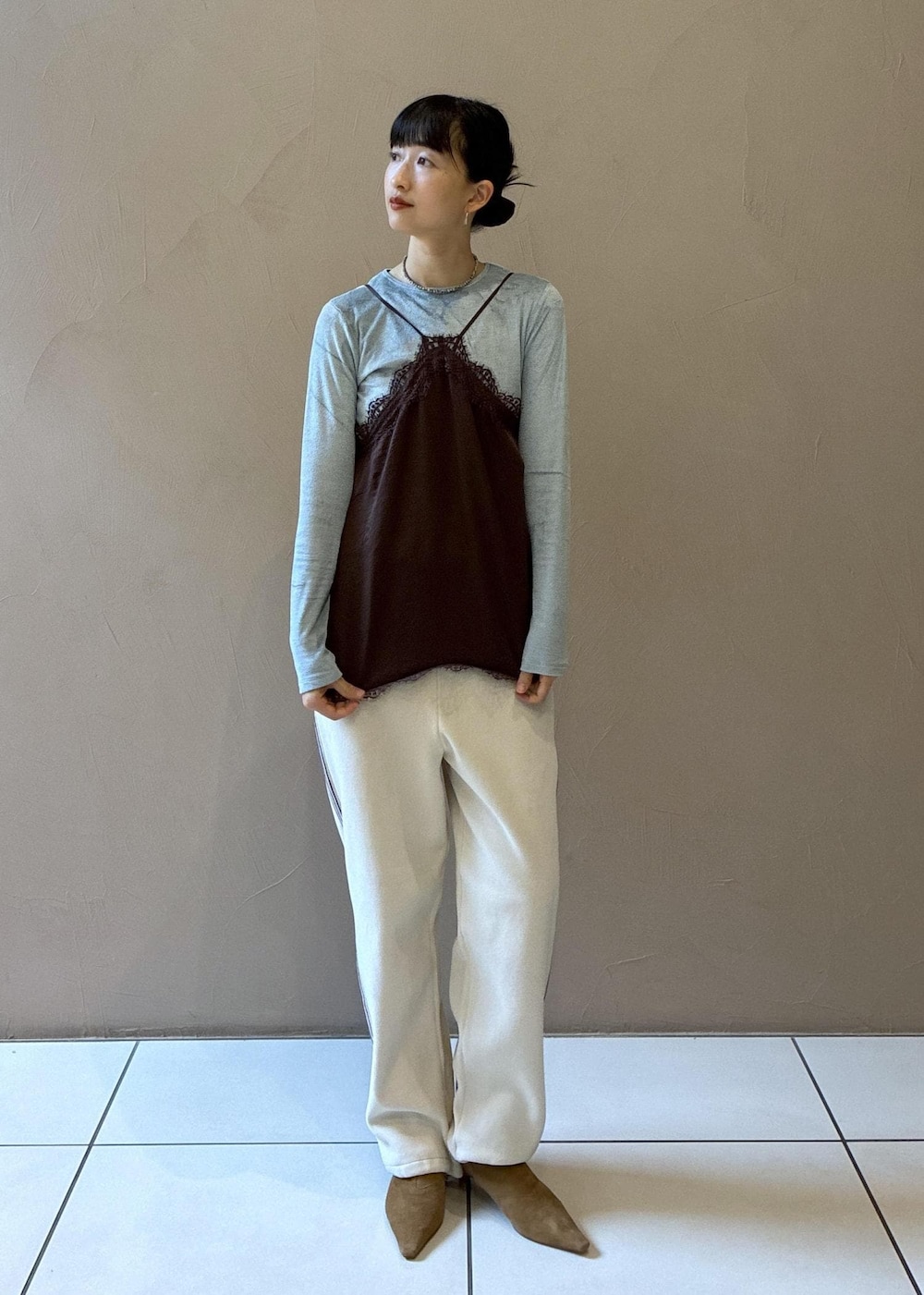 ホワイト系のその他パンツ、ブラウン系のキャミソール、ブラウン系のハンドバッグを着用したレディースの秋コーディネートの6枚目の写真