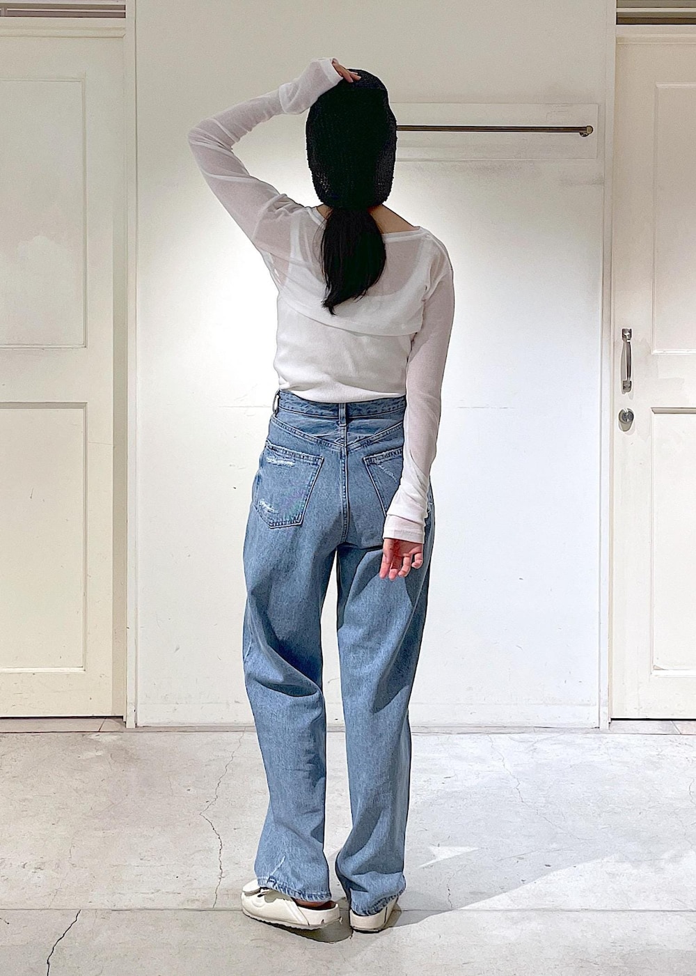 ホワイト系のタンクトップ、ホワイト系のTシャツ/カットソー、レッド系のショルダーバッグを着用したレディースの夏コーディネートの4枚目の写真