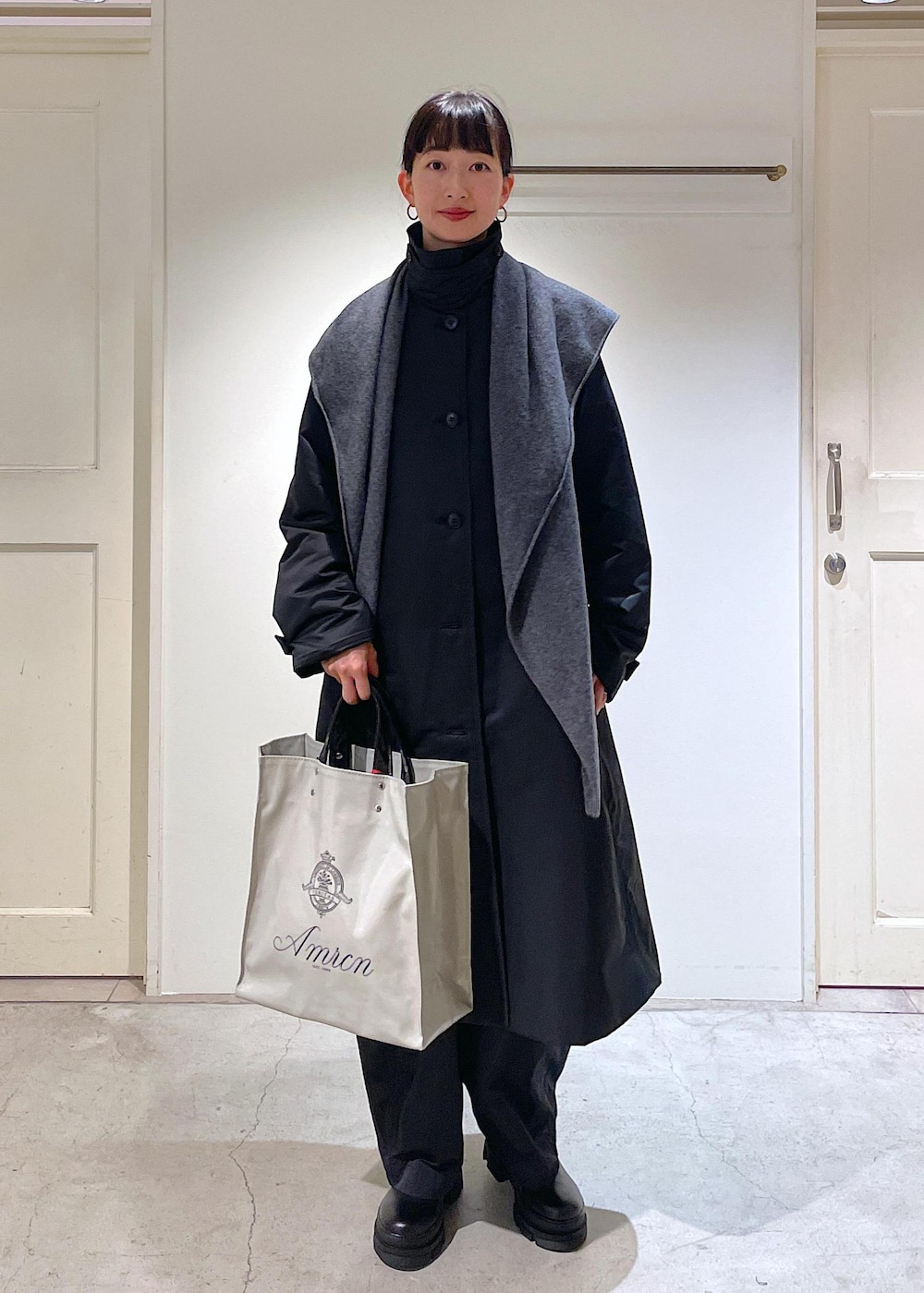 「Americana、シンダウン、THINDOWN、イタリア、イージーパンツ、カシミアストール、カシミア、ショートブーツ、チェルシーブーツ、TEMBEA、カーキ、ブラック、REMME、Wコート_pickup、初秋コーデ」｜「REMMEの【REMME（レメ）】クラシックチェルシーブーツ（ブーツ、ブラック系）」を使った、fukaさん（レディース・165cm）の秋コーディネートの4枚目の写真