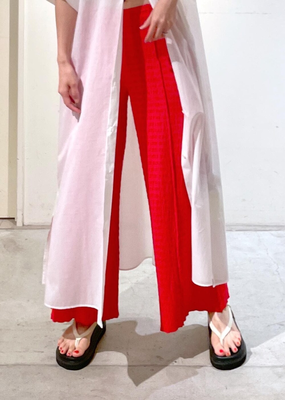 ホワイト系のサンダル、ホワイト系のチューブトップ、ホワイト系のシャツワンピースを着用したレディースの夏コーディネートの5枚目の写真