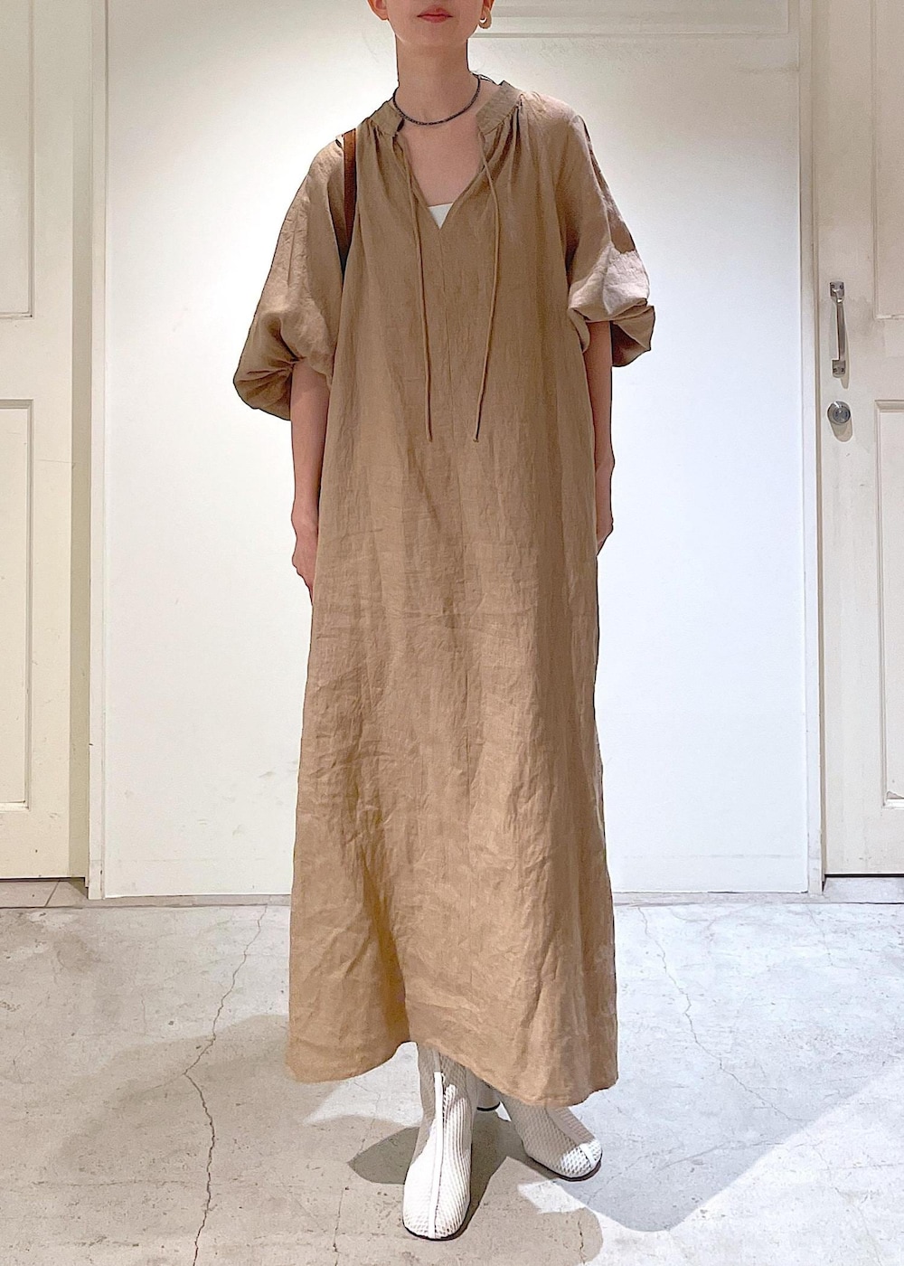 ホワイト系のチューブトップ、ベージュ系のその他パンツ、ベージュ系のワンピースを着用したレディースの春コーディネートの5枚目の写真