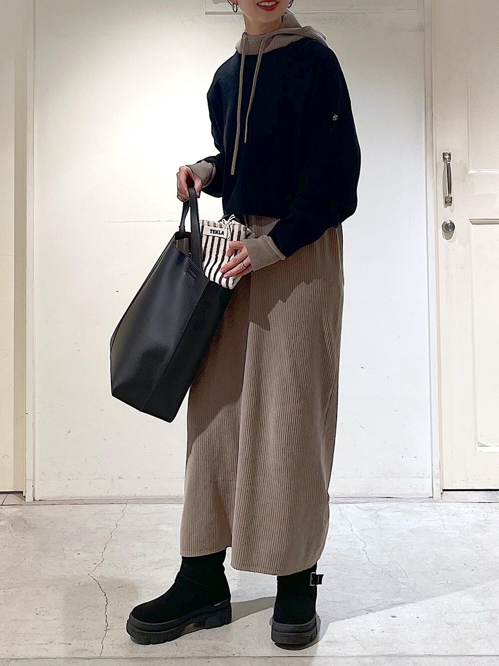 グレー系のワンピース、ブラック系のトートバッグ、グレー系のストール/ショールを着用したレディースの冬コーディネートの7枚目の写真