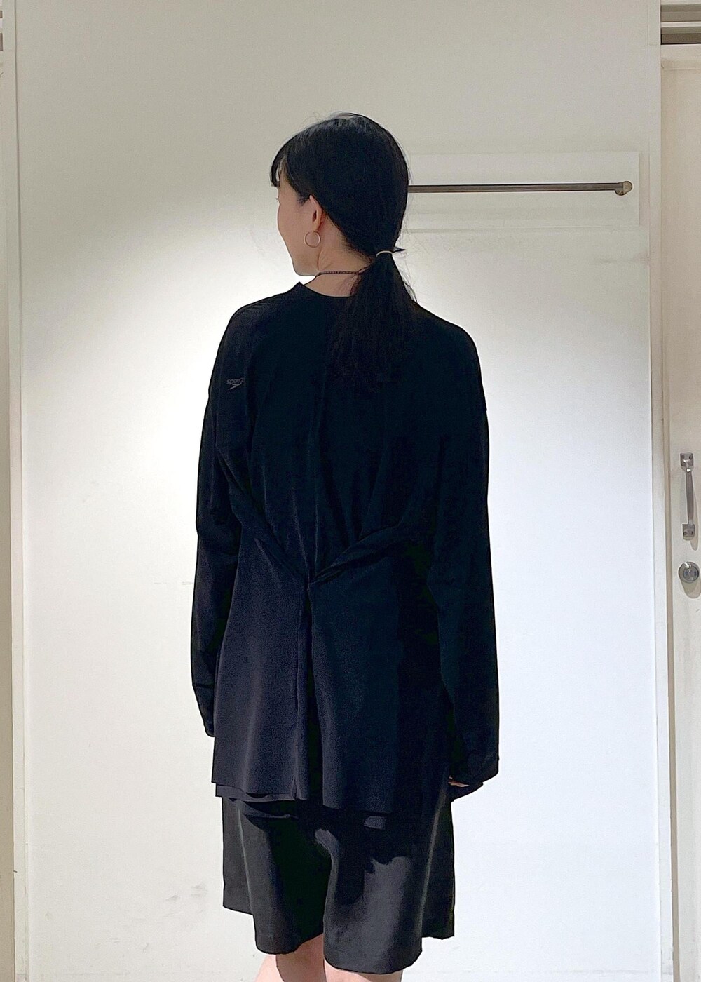 ホワイト系のチューブトップ、ブラック系のその他パンツ、ブラック系のサンダルを着用したレディースの春コーディネートの8枚目の写真