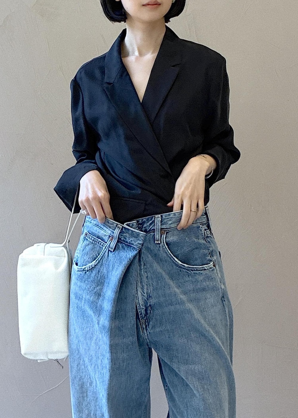 ブラック系のその他シューズ、ホワイト系のショルダーバッグ、ブラック系のテーラードジャケットを着用したレディースの春コーディネートの6枚目の写真