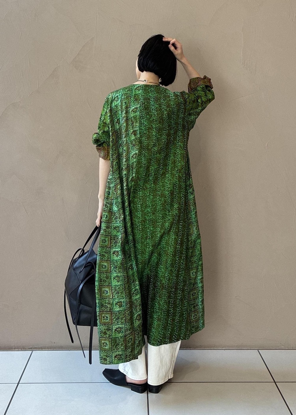 ブラック系のその他シューズ、ブラック系のハンドバッグを着用したレディースの冬コーディネートの5枚目の写真