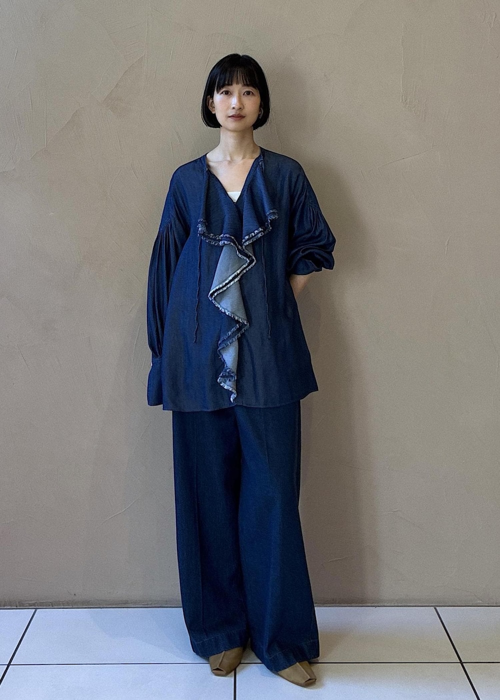 ブラック系のその他シューズ、ブルー系のシャツ/ブラウス、ブルー系のデニムパンツを着用したレディースの冬コーディネートの3枚目の写真