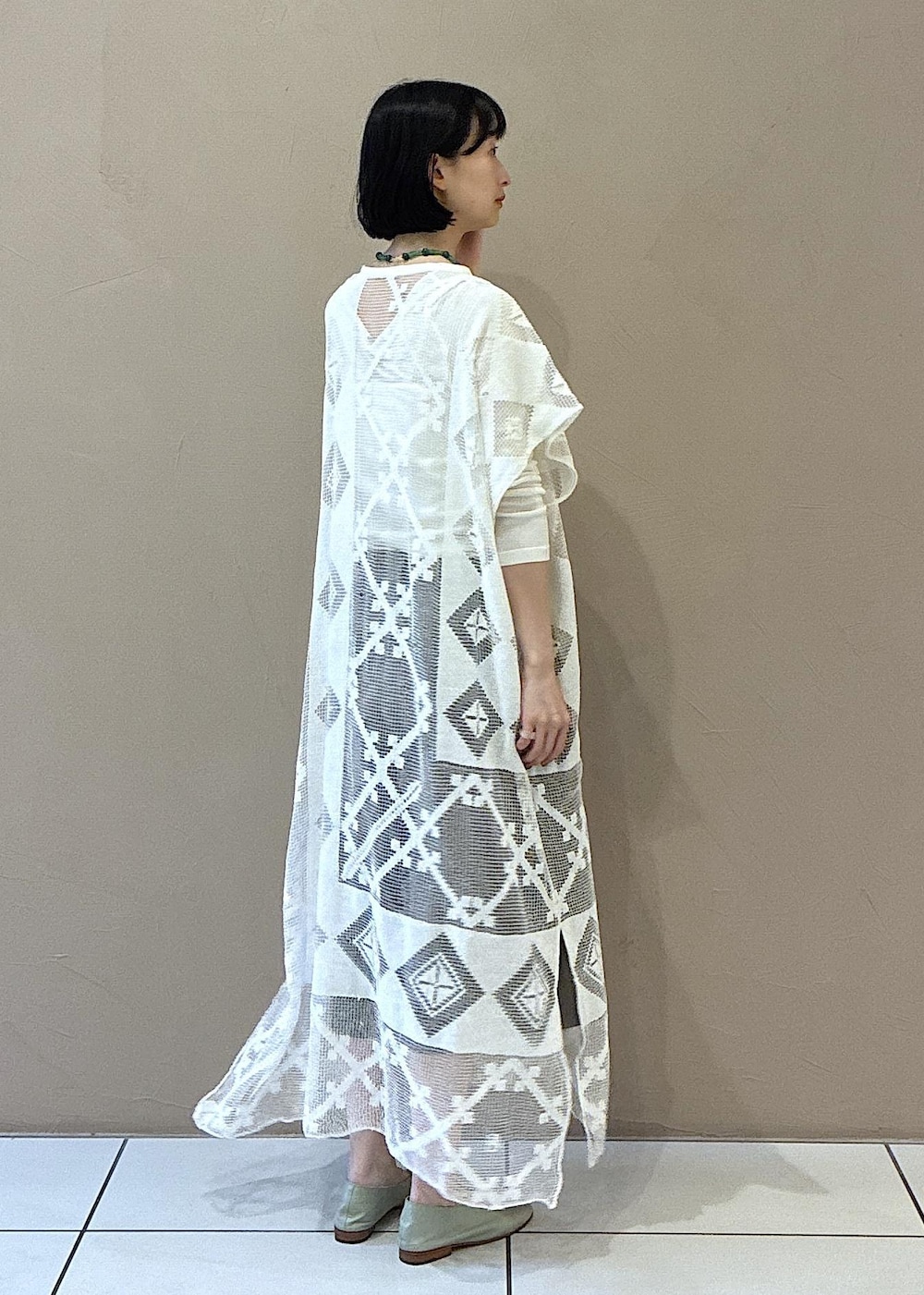 ホワイト系のTシャツ/カットソー、ベージュ系のその他パンツ、グリーン系のパンプスを着用したレディースの春コーディネートの3枚目の写真