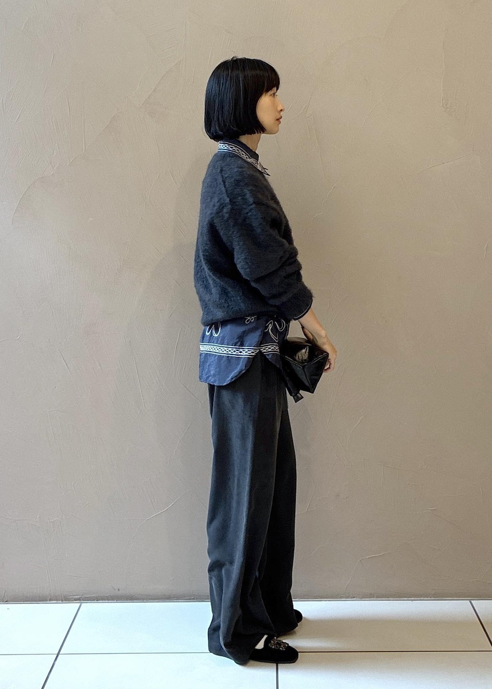 ブラック系のその他パンツ、ブラック系のショルダーバッグ、ブラック系のパンプスを着用したレディースの秋コーディネートの3枚目の写真