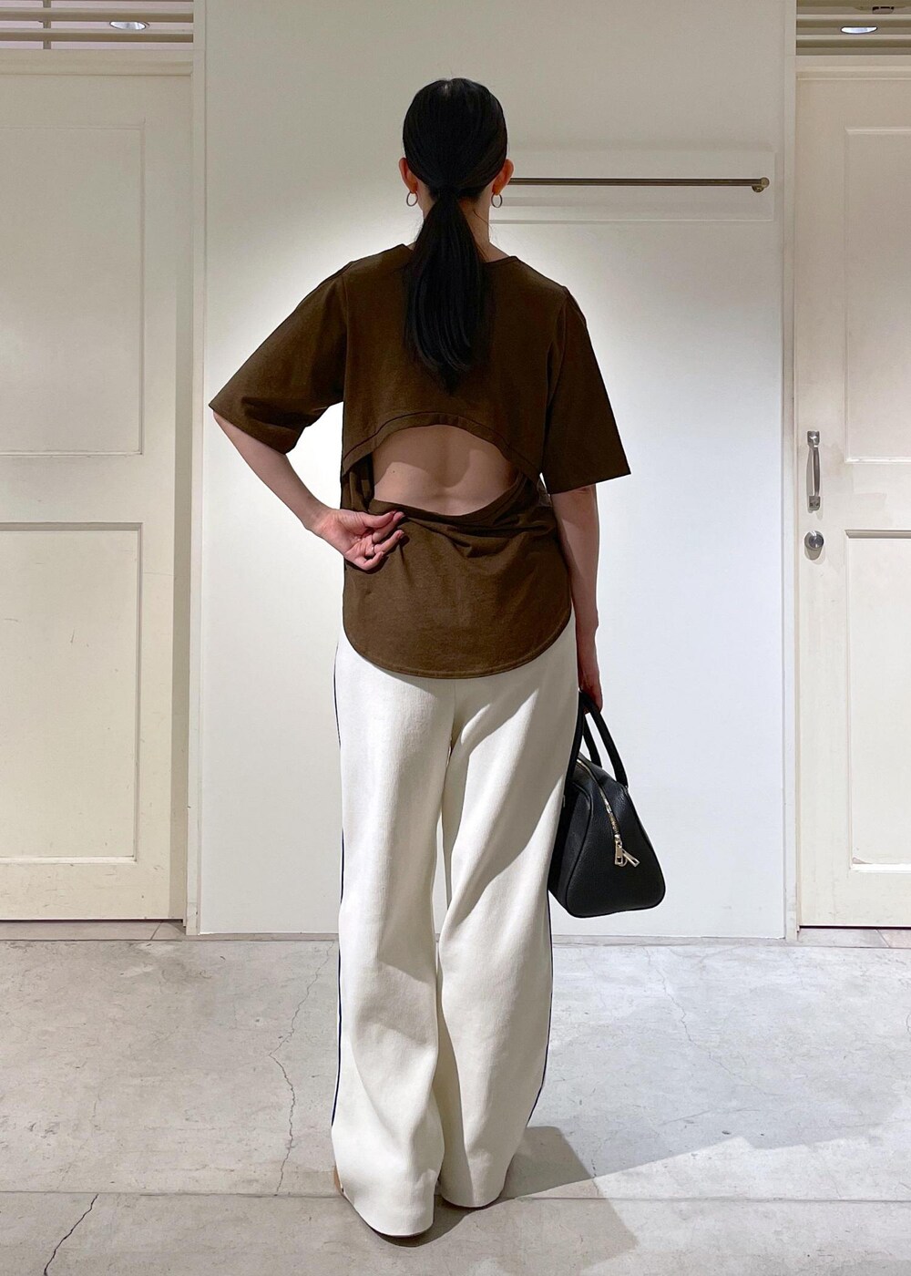 ブラウン系のTシャツ/カットソー、ホワイト系のその他パンツ、ブラック系のボストンバッグを着用したレディースの夏コーディネートの6枚目の写真