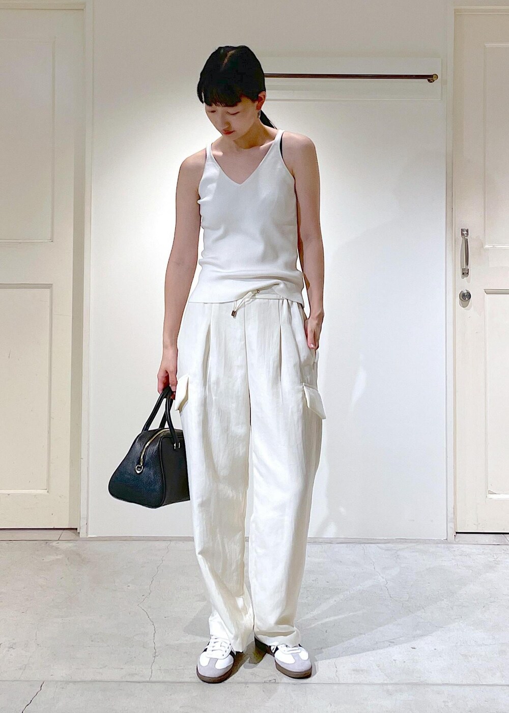 ホワイト系のキャミソール、ホワイト系のカーディガン/ボレロ、ホワイト系のカーゴパンツを着用したレディースの夏コーディネートの6枚目の写真