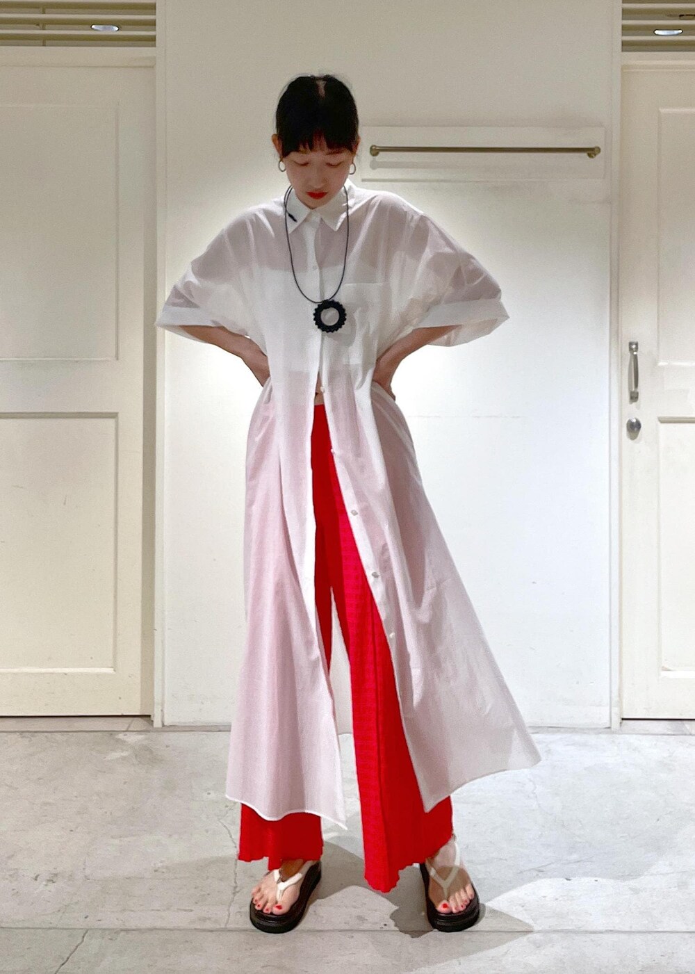 ホワイト系のサンダル、ホワイト系のチューブトップ、ホワイト系のシャツワンピースを着用したレディースの夏コーディネートの3枚目の写真