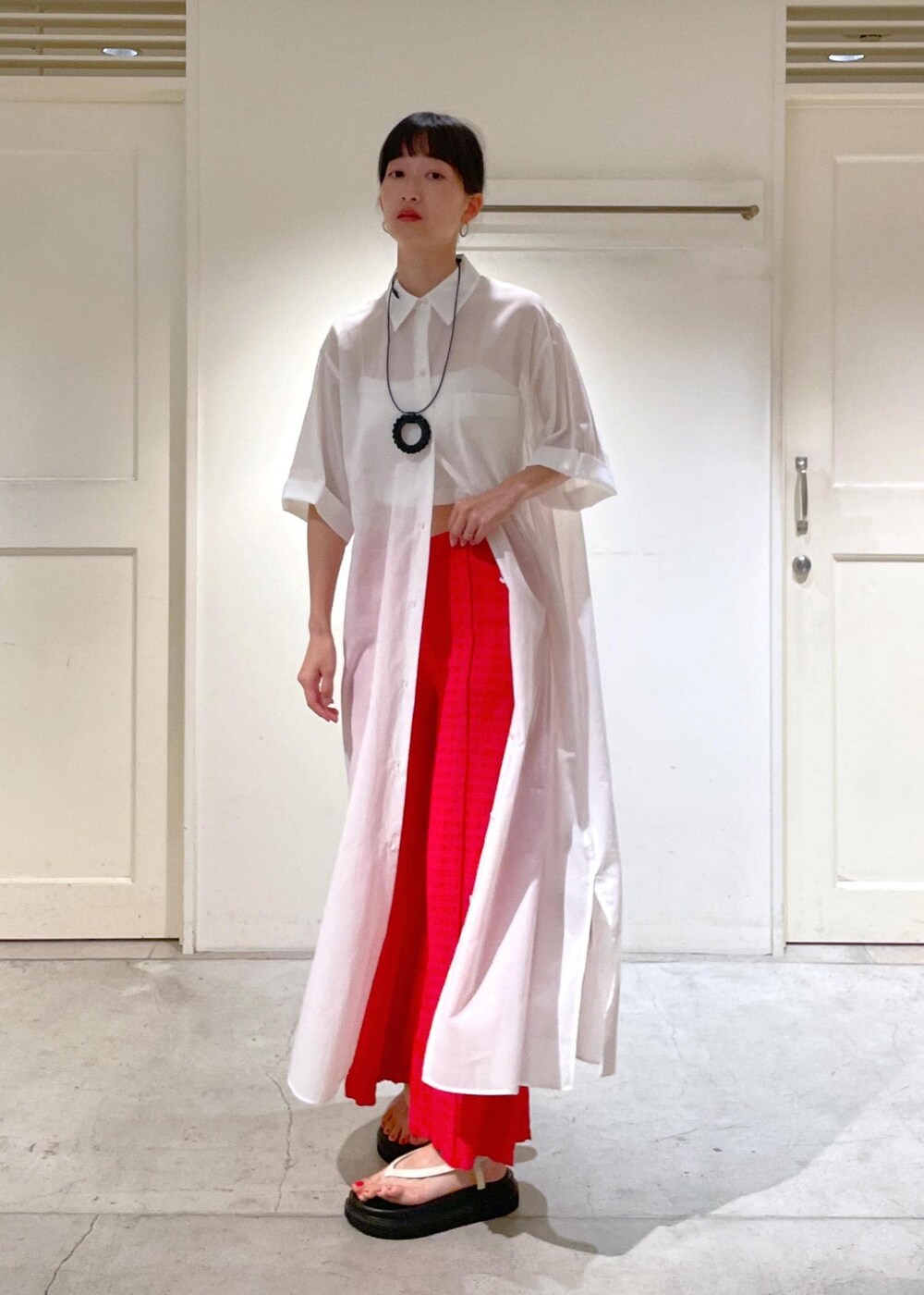 ホワイト系のサンダル、ホワイト系のチューブトップ、ホワイト系のシャツワンピースを着用したレディースの夏コーディネートの2枚目の写真