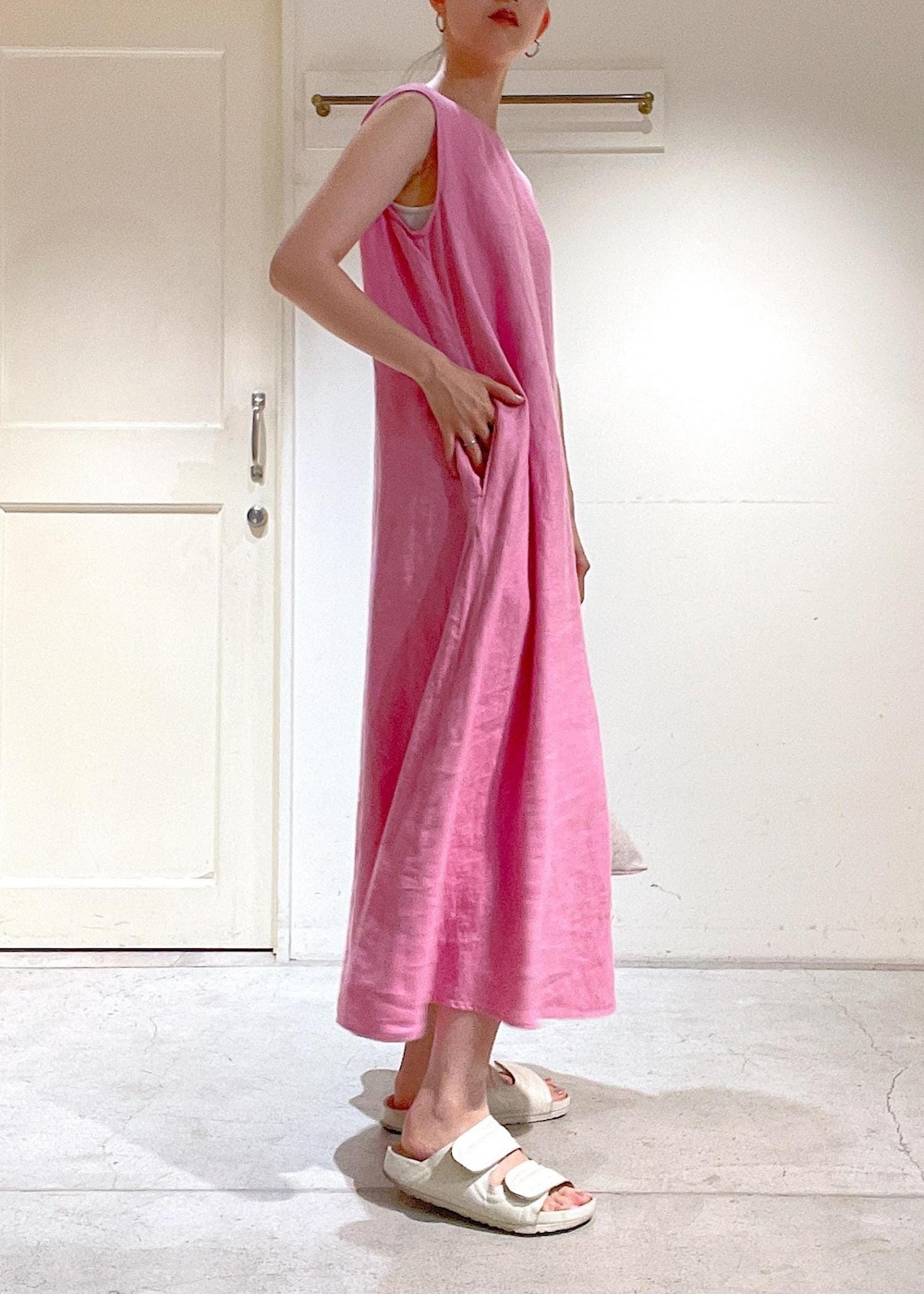 ピンク系のワンピースを着用したレディースの夏コーディネートの6枚目の写真