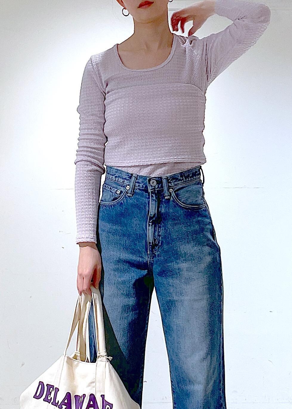 シルバー系のバレエシューズ、ブルー系のデニムパンツ、ピンク系のチューブトップを着用したレディースの春コーディネートの5枚目の写真