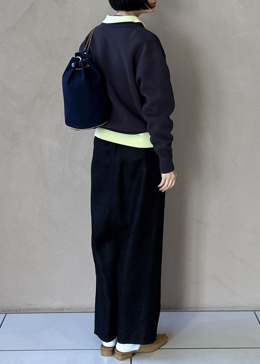 イエロー系のその他シューズ、グレー系のスウェット、グリーン系のスウェットを着用したレディースの冬コーディネートの5枚目の写真