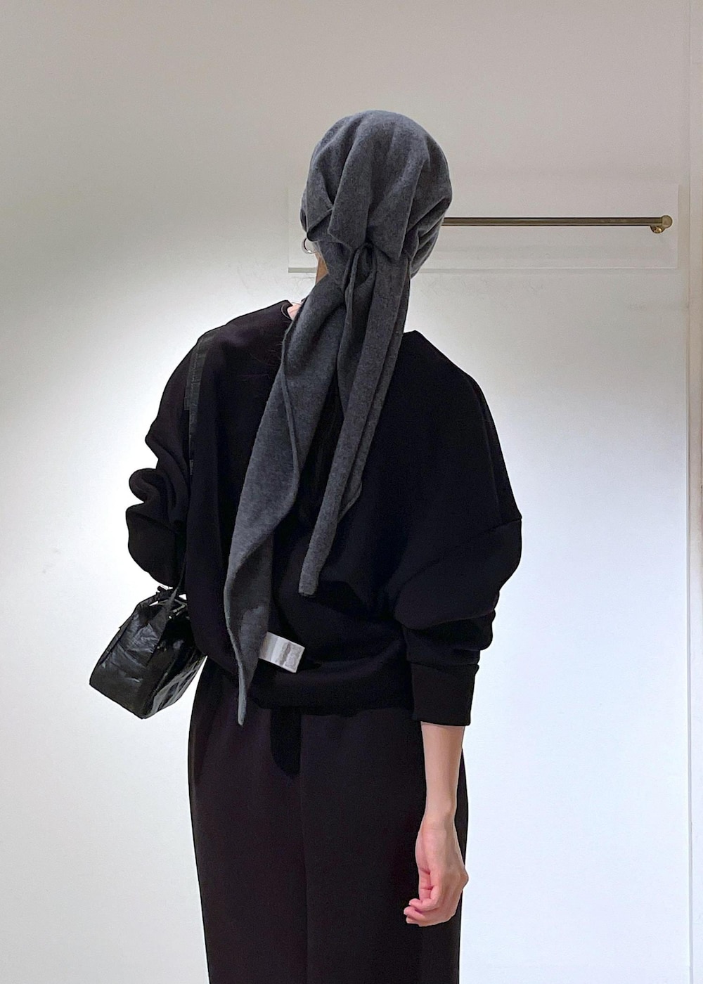 ブルー系のピーコート、ブラック系のブーツ、ブラック系のスカートを着用したレディースの秋コーディネートの8枚目の写真