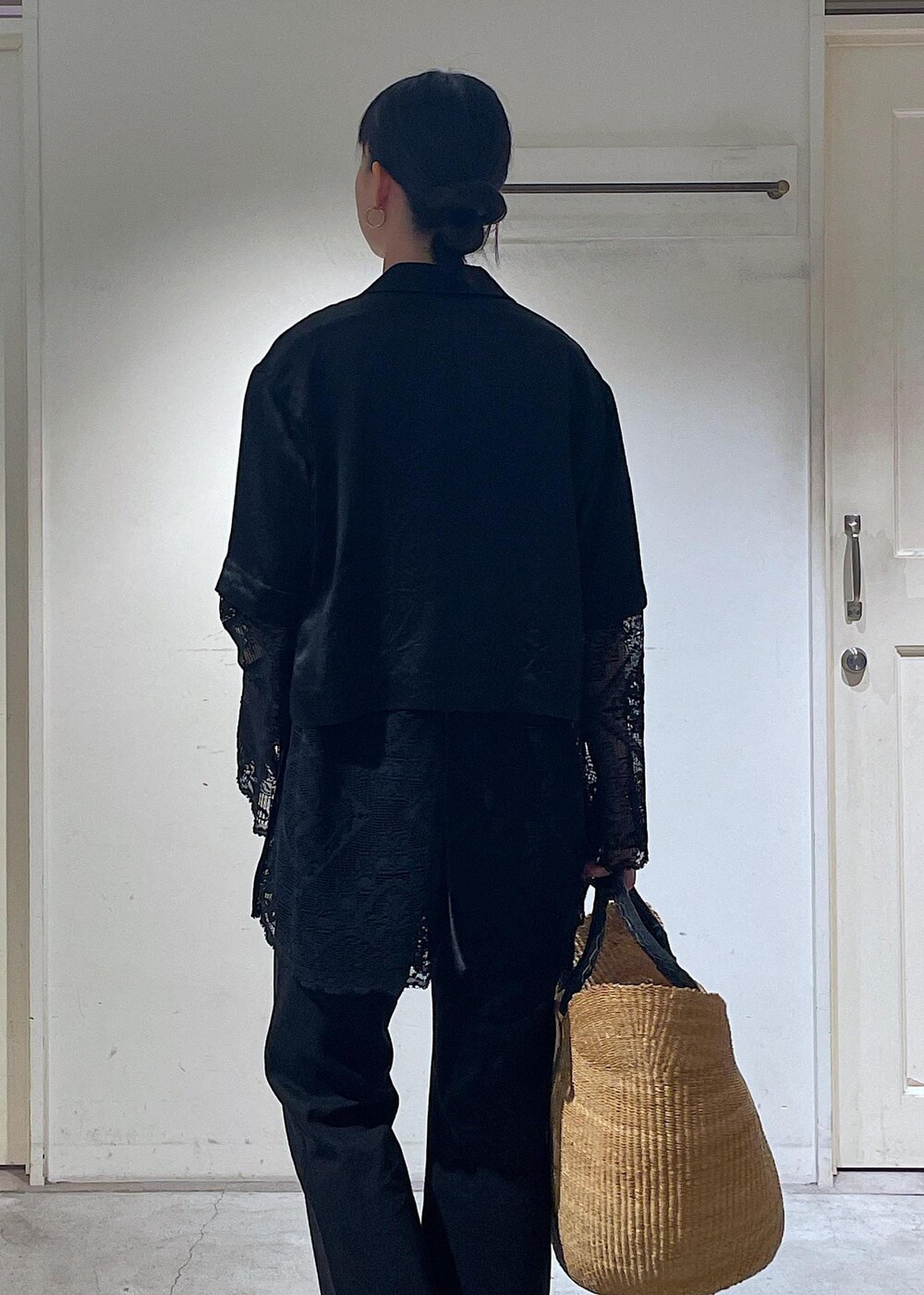 グレー系のデニムパンツ、ブラック系のノーカラージャケット、ブラック系のサンダルを着用したレディースの夏コーディネートの6枚目の写真