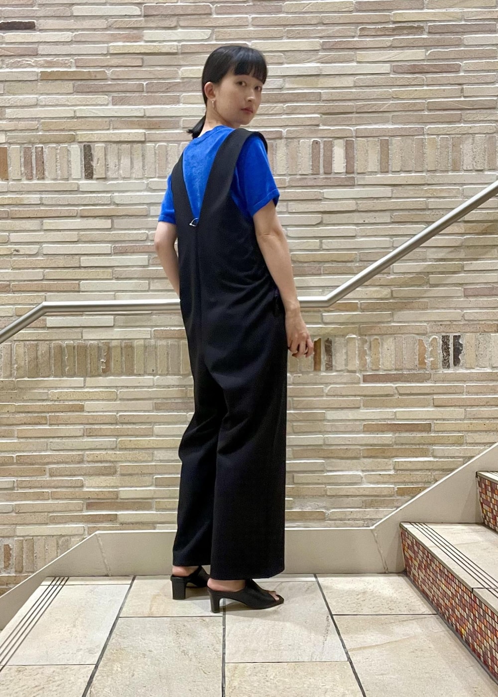 ブラック系のサンダル、ブラック系のつなぎ/オールインワン、ブルー系のTシャツ/カットソーを着用したレディースの春コーディネートの3枚目の写真