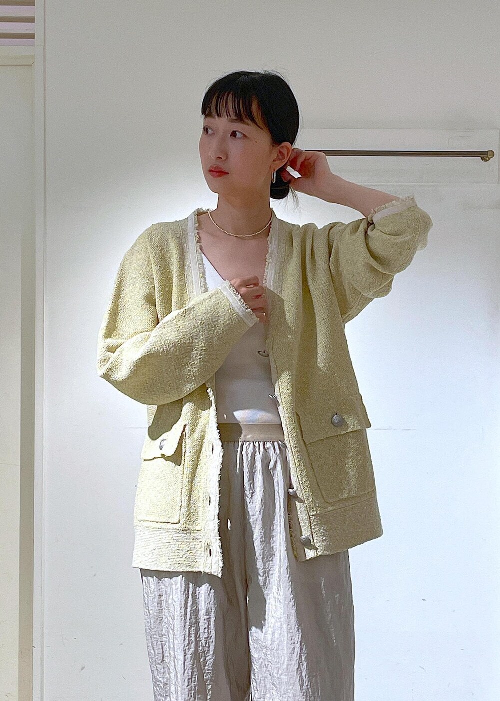 ホワイト系のその他シューズ、グレー系のその他パンツ、グレー系のトートバッグを着用したレディースの冬コーディネートの4枚目の写真
