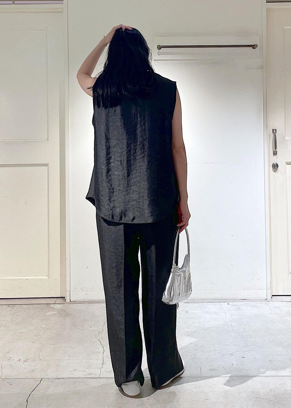 「ジレ、ワントーンコーデ、ジャズシューズ、バッグ、シルバー、トゥアレグ、ブローチ、スターリングシルバー、porselli、TUAREG、ブラック、カットソー、ノースリーブ、セットアップ、パンツ」｜「E.PORSELLIの【porselli（ポルセリ）】jazz shoes solid/ジャズシューズ（その他シューズ、ホワイト系）」を使った、fukaさん（レディース・165cm）の春コーディネートの4枚目の写真