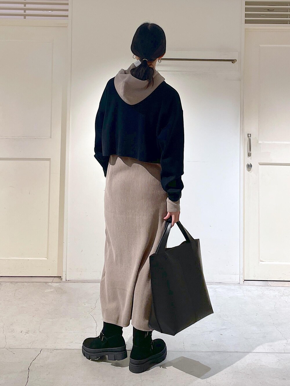 グレー系のワンピース、ブラック系のトートバッグ、グレー系のストール/ショールを着用したレディースの冬コーディネートの4枚目の写真