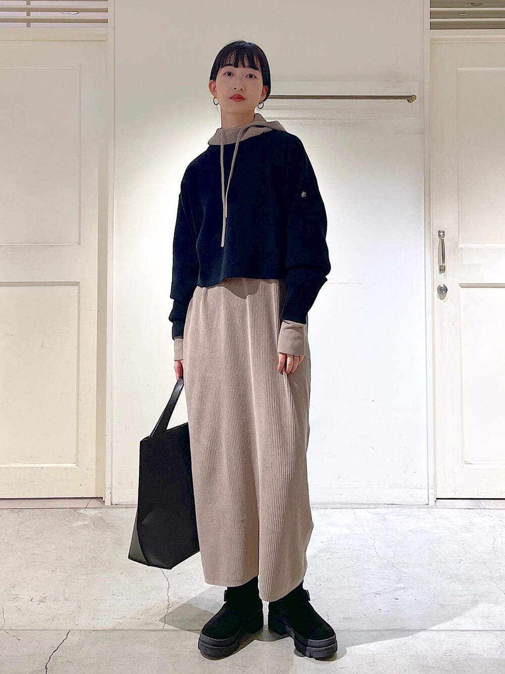 グレー系のワンピース、ブラック系のトートバッグ、グレー系のストール/ショールを着用したレディースの冬コーディネートの3枚目の写真