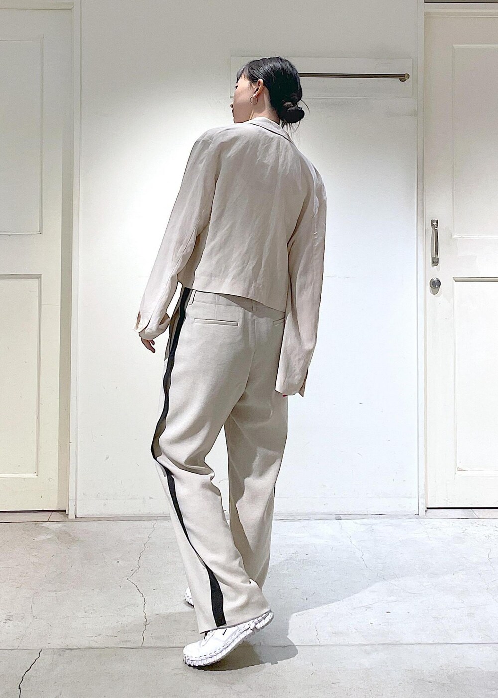 ホワイト系のキャミソール、ホワイト系のテーラードジャケットを着用したレディースの春コーディネートの5枚目の写真