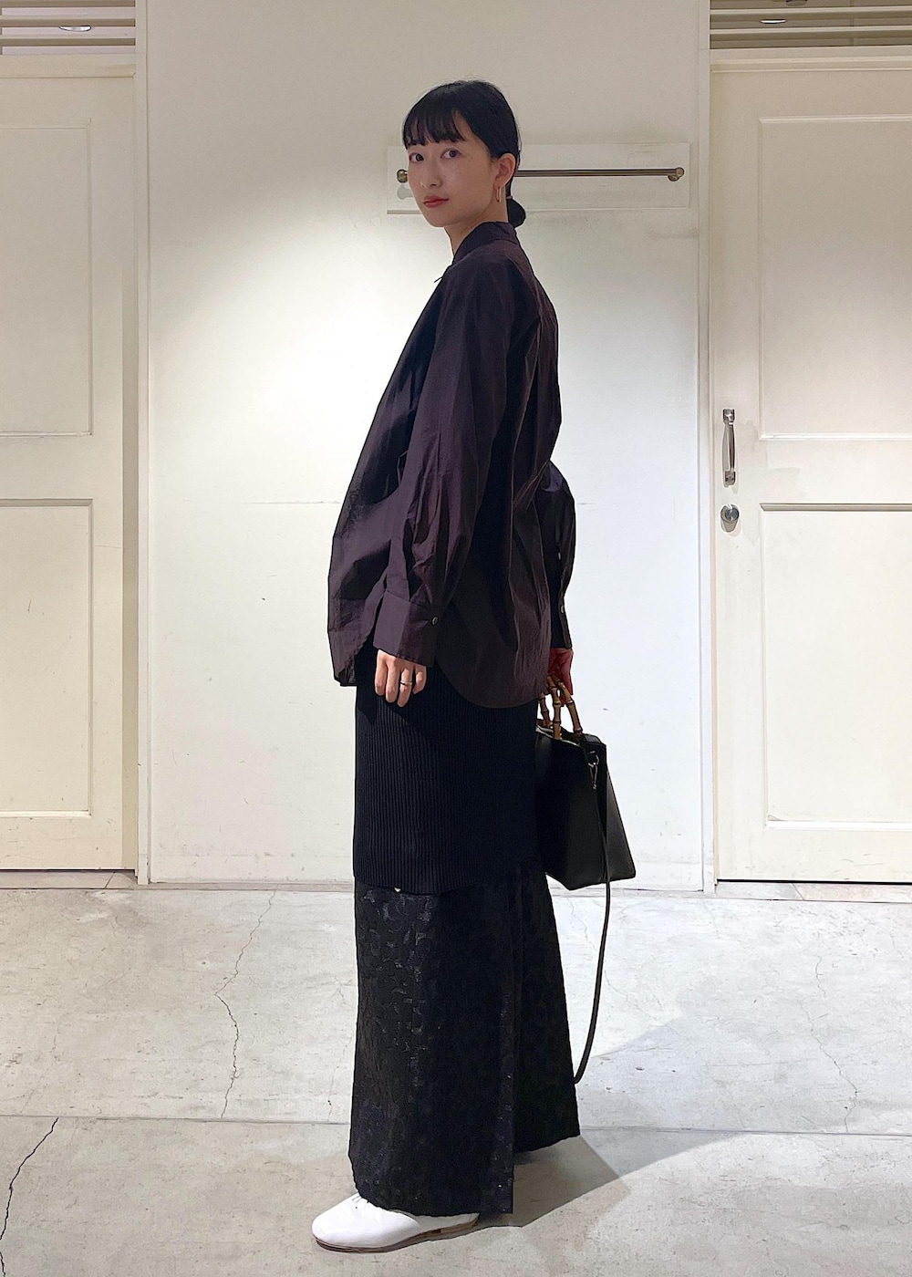 ブラウン系のシャツ/ブラウス、ブラック系のベスト、ブラック系のその他パンツを着用したレディースの冬コーディネートの5枚目の写真