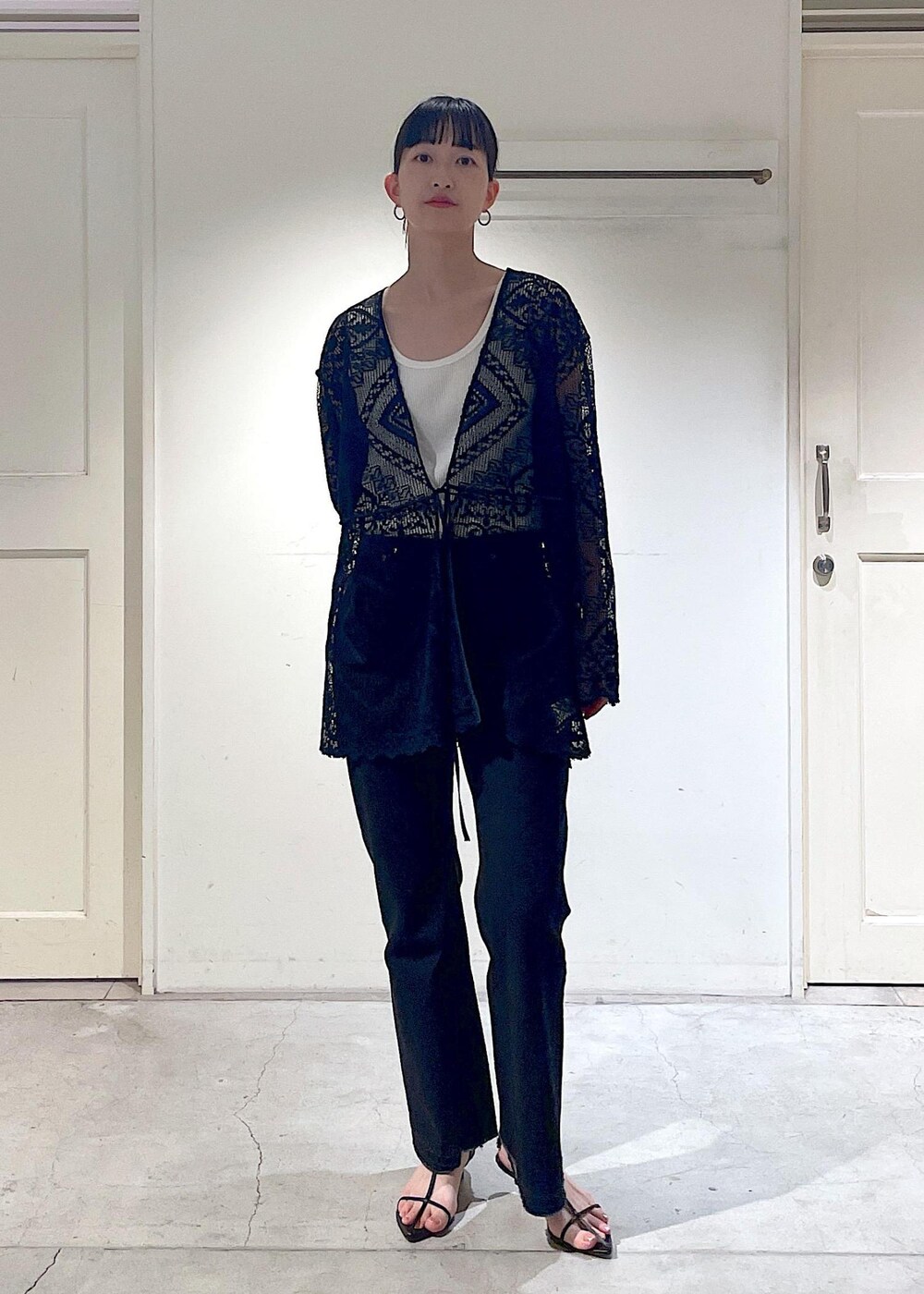 グレー系のデニムパンツ、ブラック系のノーカラージャケット、ブラック系のサンダルを着用したレディースの夏コーディネートの8枚目の写真