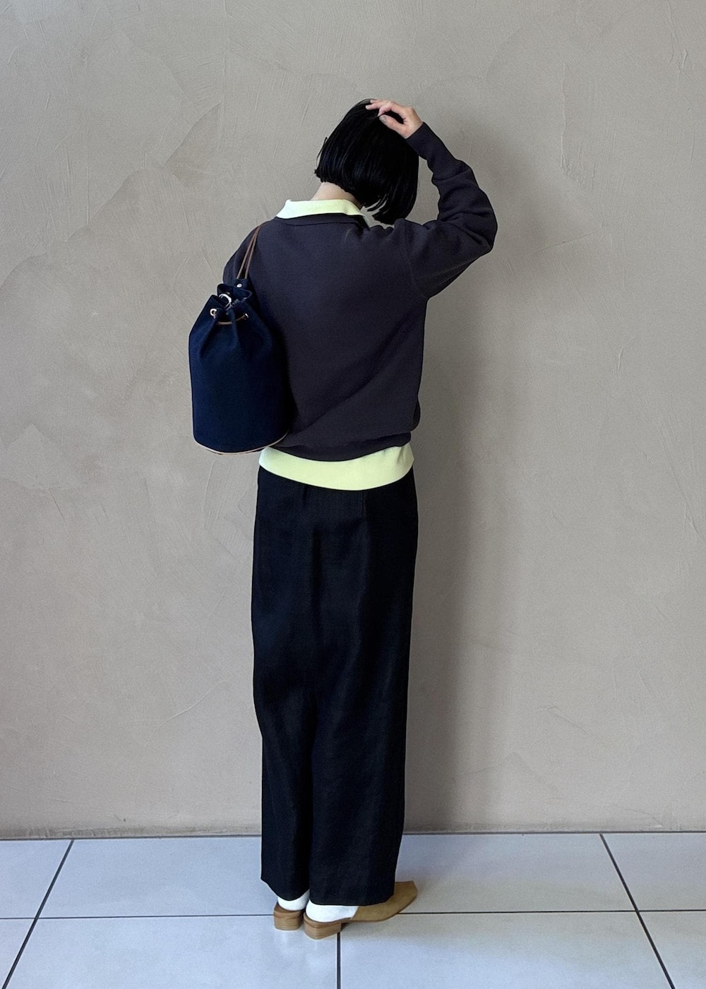 イエロー系のその他シューズ、グレー系のスウェット、グリーン系のスウェットを着用したレディースの冬コーディネートの4枚目の写真