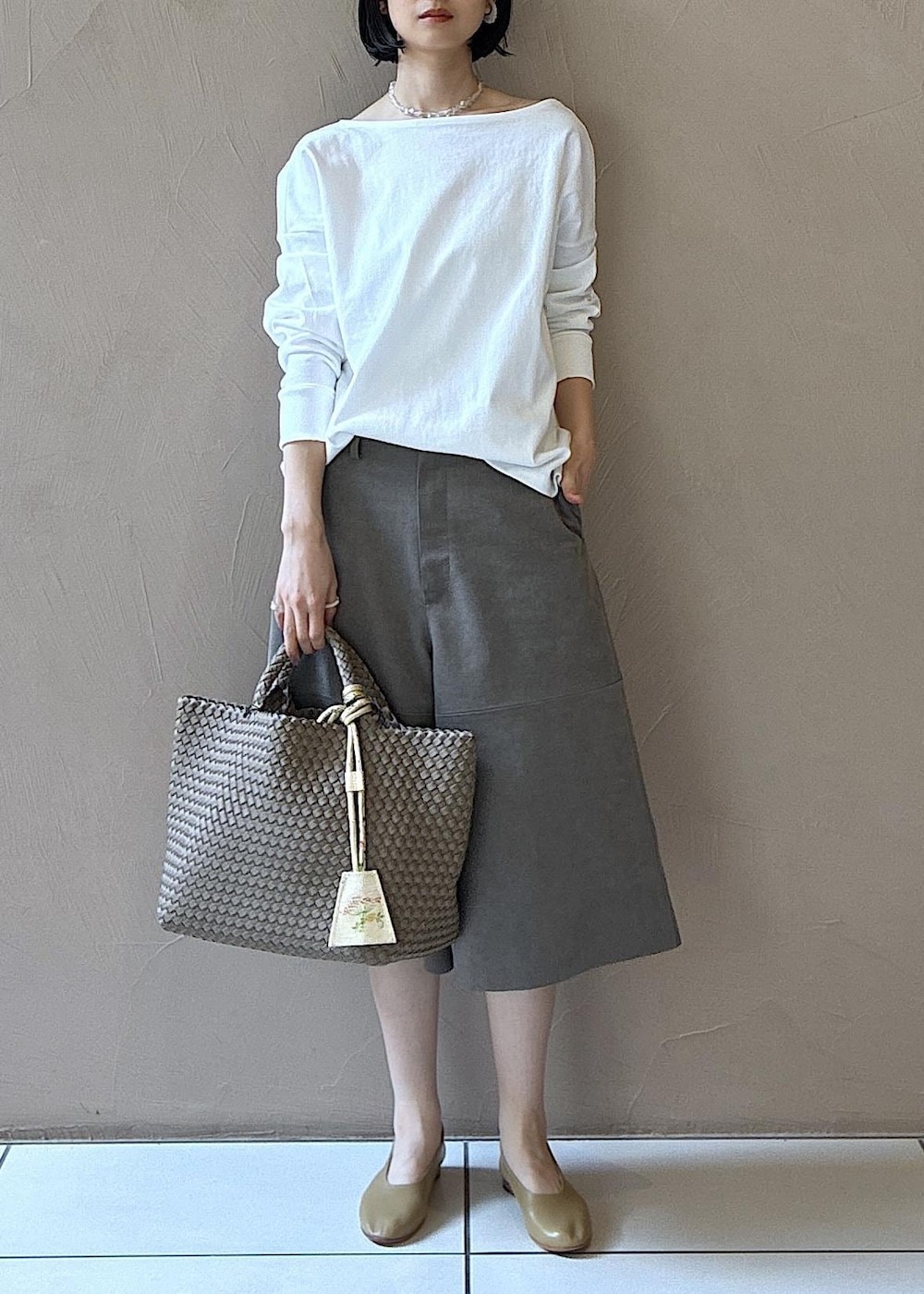 グレー系のトートバッグ、ベージュ系のその他パンツ、ベージュ系のパンプスを着用したレディースの春コーディネートの7枚目の写真