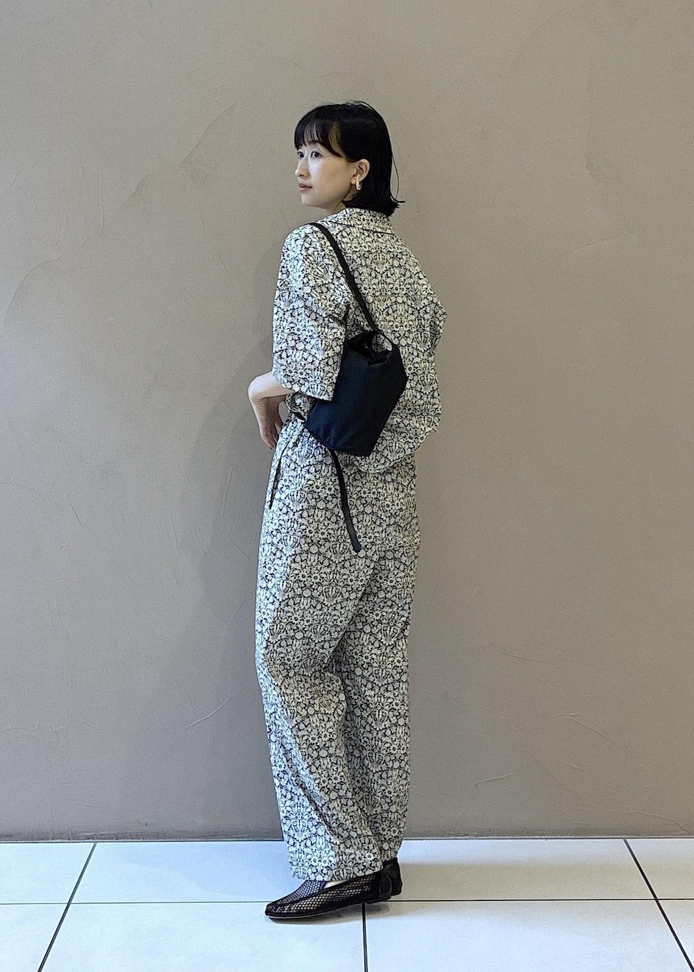 ブラック系のローファー、ブラック系のその他パンツ、ブラック系のショルダーバッグを着用したレディースの夏コーディネートの5枚目の写真