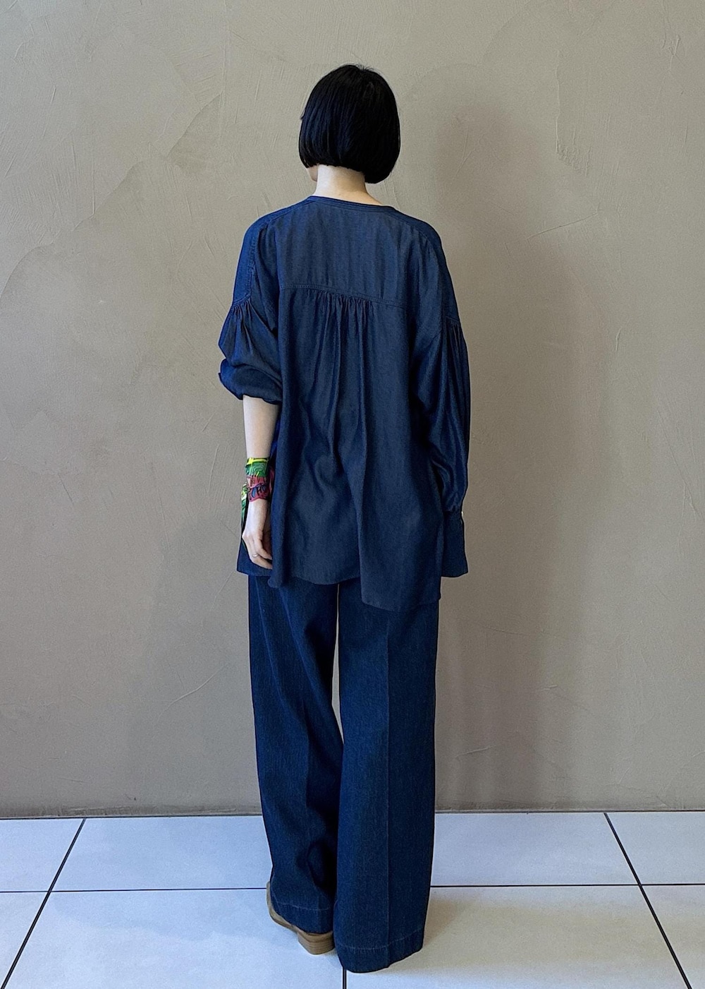 ブラック系のその他シューズ、ブルー系のシャツ/ブラウス、ブルー系のデニムパンツを着用したレディースの冬コーディネートの6枚目の写真