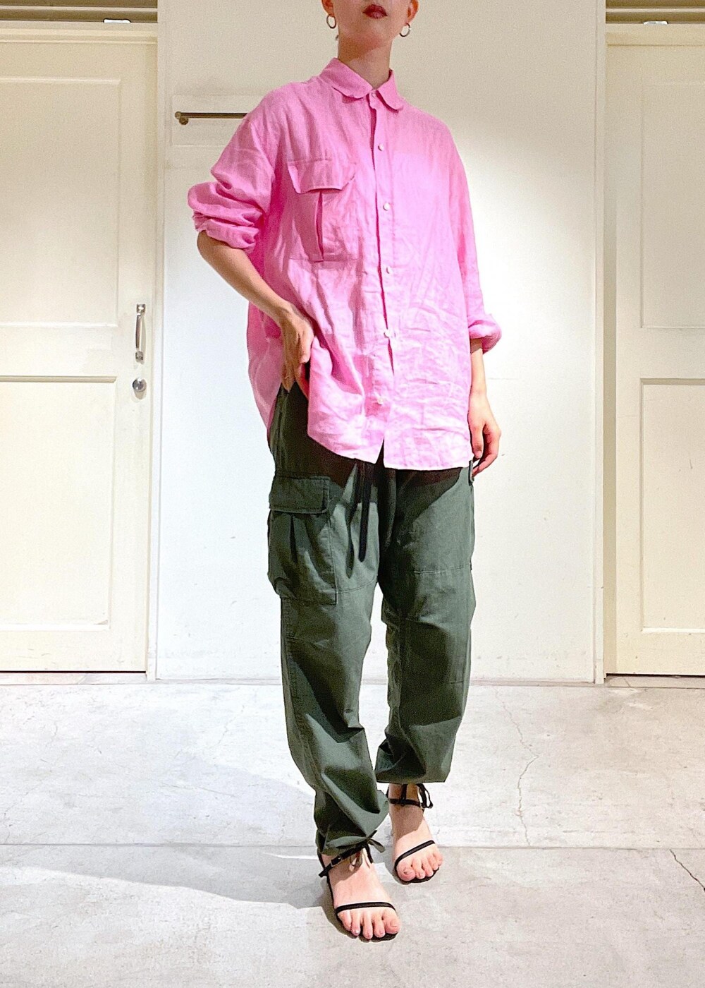 ブラック系のサンダル、グリーン系のカーゴパンツ、ピンク系のシャツ/ブラウスを着用したレディースの夏コーディネートの5枚目の写真