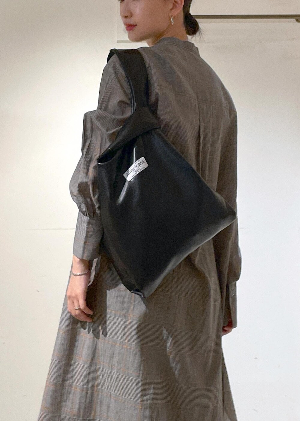 ブラック系のシャツ/ブラウスを着用したレディースの秋コーディネートの5枚目の写真