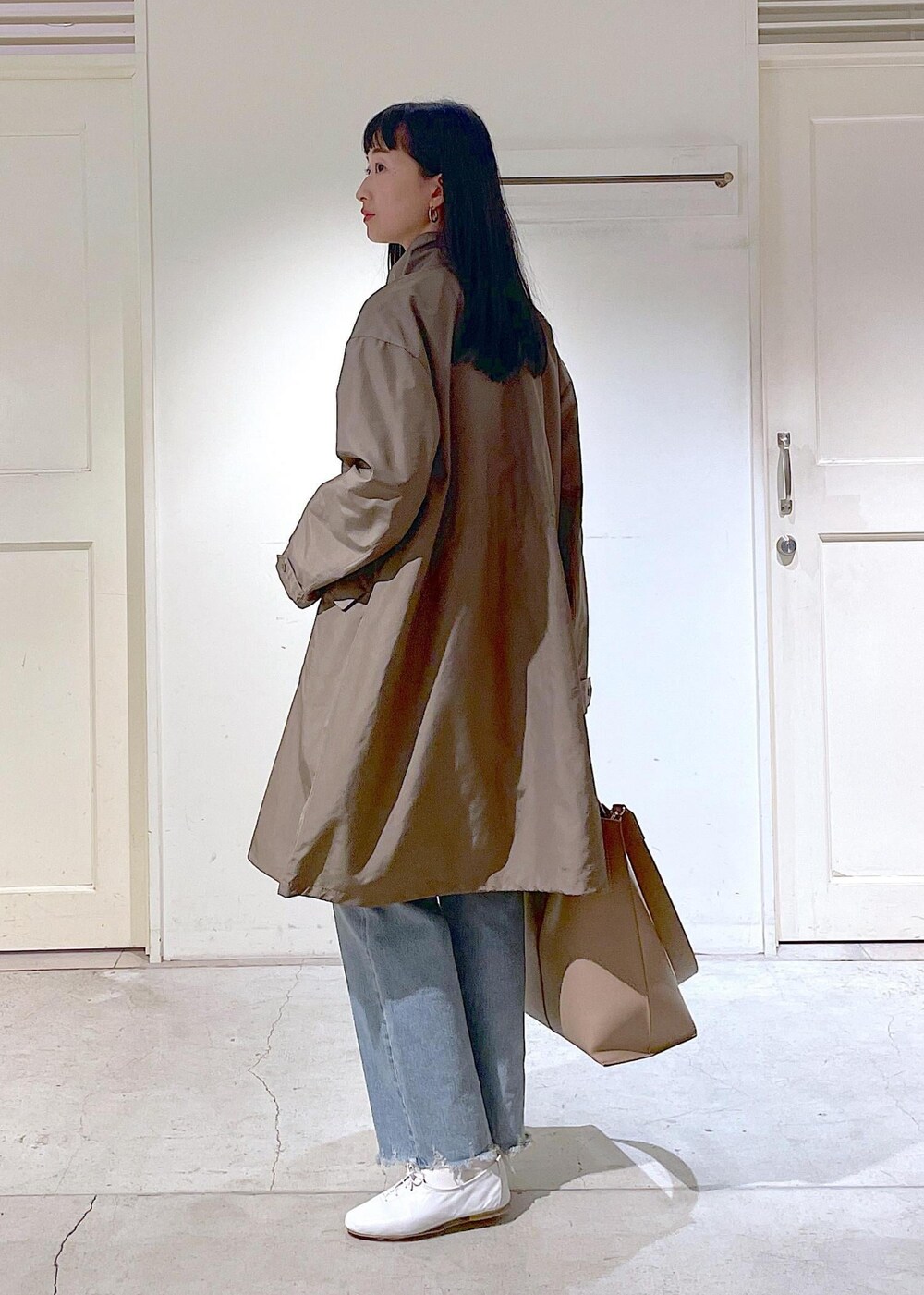 ホワイト系のその他シューズ、ベージュ系のトートバッグ、イエロー系のシャツ/ブラウスを着用したレディースの春コーディネートの3枚目の写真