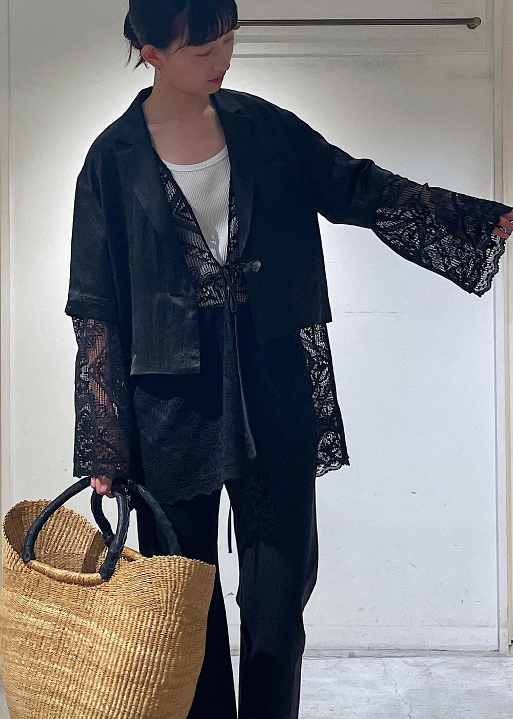 グレー系のデニムパンツ、ブラック系のノーカラージャケット、ブラック系のサンダルを着用したレディースの夏コーディネートの10枚目の写真