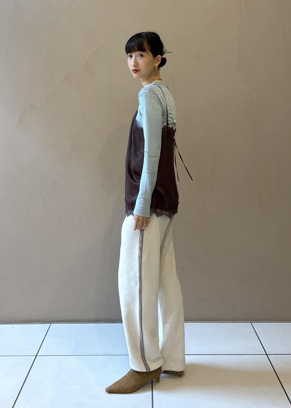 ホワイト系のその他パンツ、ブラウン系のキャミソール、ブラウン系のハンドバッグを着用したレディースの秋コーディネートの7枚目の写真