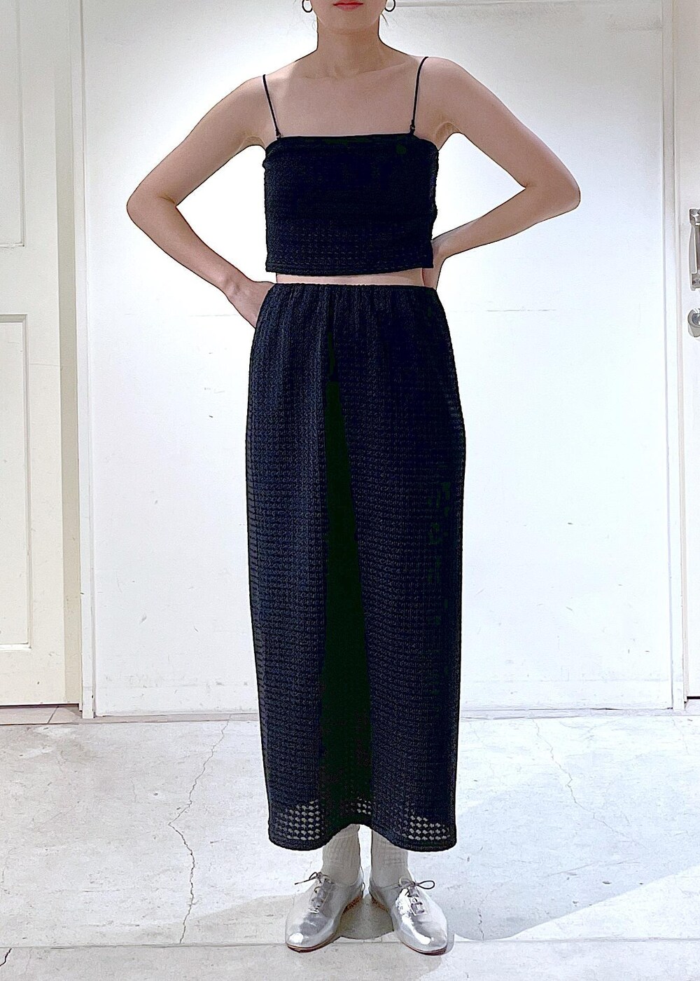 シルバー系のその他シューズ、ブラック系のスカート、ブラック系のカーディガン/ボレロを着用したレディースの冬コーディネートの6枚目の写真