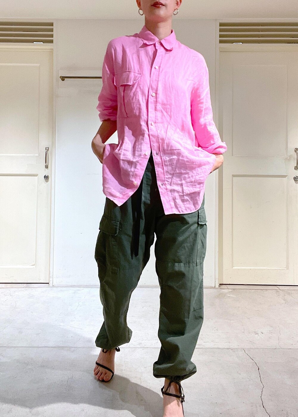 ブラック系のサンダル、グリーン系のカーゴパンツ、ピンク系のシャツ/ブラウスを着用したレディースの夏コーディネートの2枚目の写真