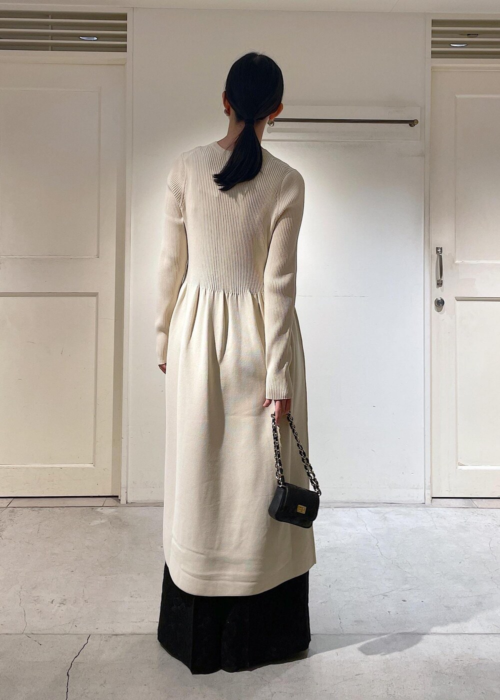 ブラック系のショルダーバッグ、ブラック系のブーツ、ブラック系のその他パンツを着用したレディースの冬コーディネートの7枚目の写真