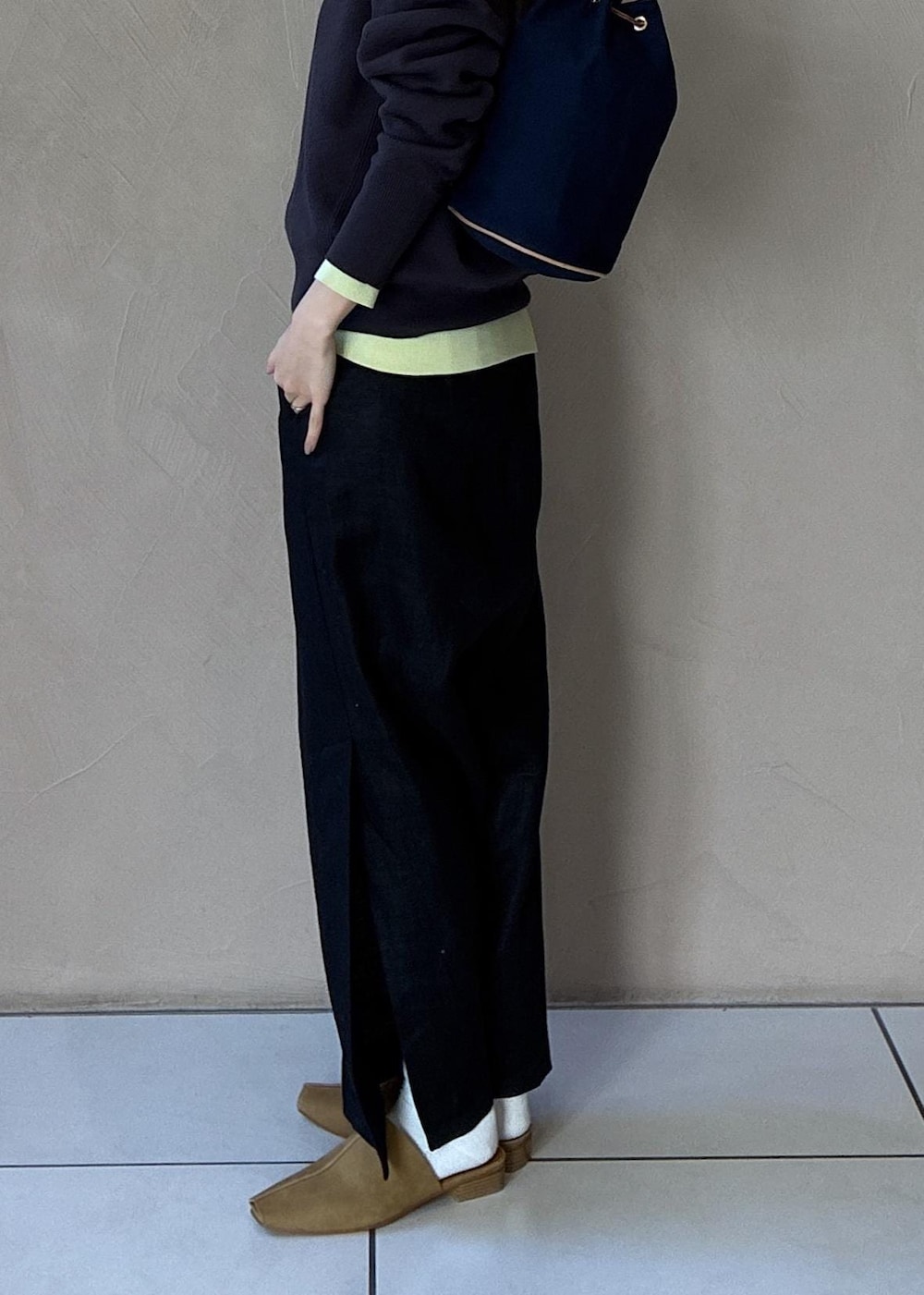 イエロー系のその他シューズ、グレー系のスウェット、グリーン系のスウェットを着用したレディースの冬コーディネートの6枚目の写真